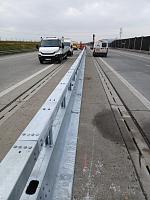 Montáž nového přejezdu SDP z lehce rozebíratelných svodidel na dálnici D1